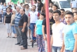 Akhisarlı Gençler Oturma Eylemi Yaptı