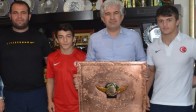 Avrupa’ya Damga Vuran Güreşçiler Başkan Hızlı’yı Ziyaret Etti