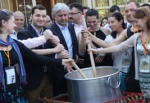 Avrupalı Gençler Akhisar’da Aşure Dağıttı