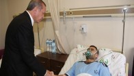 Başbakan, Akhisar’da Yaralıları Ziyaret Etti