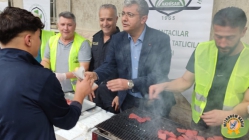 Cumhuriyetin 100. Yılında Lokantacılar Odası Sucuk Ekmek Dağıttı