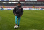 EMNİYET MÜDÜRÜ GELECEĞİN YILDIZ FUTBOLCUSUNU TEBRİK ETTİ