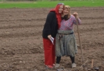 MHP Kadın Kolları Tarla Bahçe Demeden Halkımızla Kucaklaşıyor