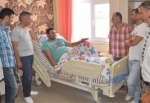 Taraftarlar Derneği, ayağı Kırılan Emniyet Müdür yardımcısını ziyaret etti