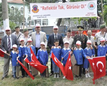 Törenle Kaymakam ve belediye başkanı römorklara reflektör taktı