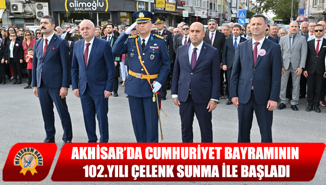 Akhisar’da Cumhuriyet Bayramının 102.Yılı Çelenk Sunma İle Başladı